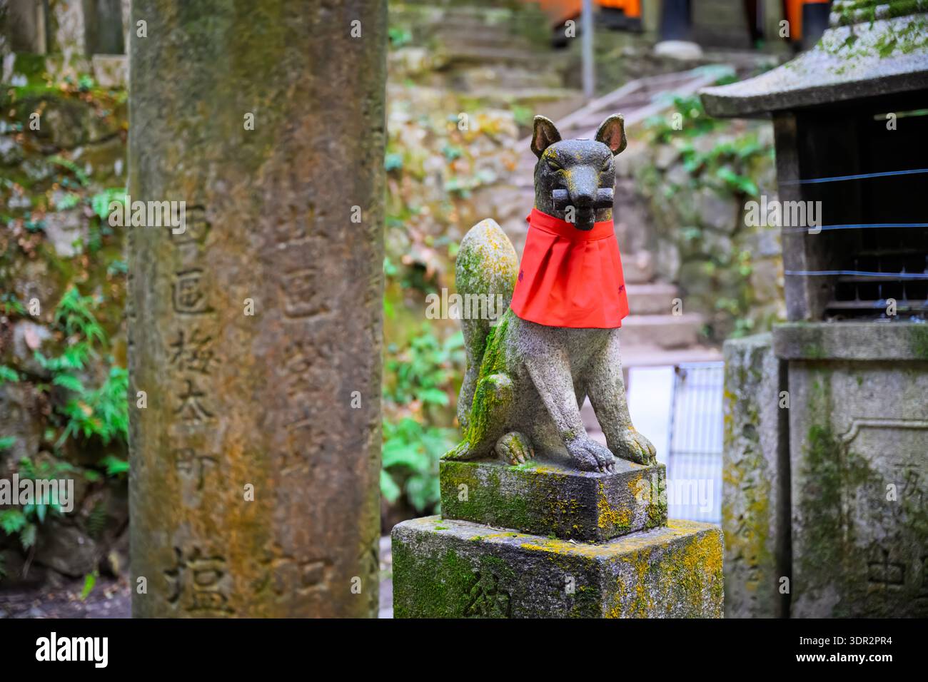 Statue gardienne du renard de pierre au sanctuaire Fushimi Inari à Kyoto, Japon Banque D'Images
