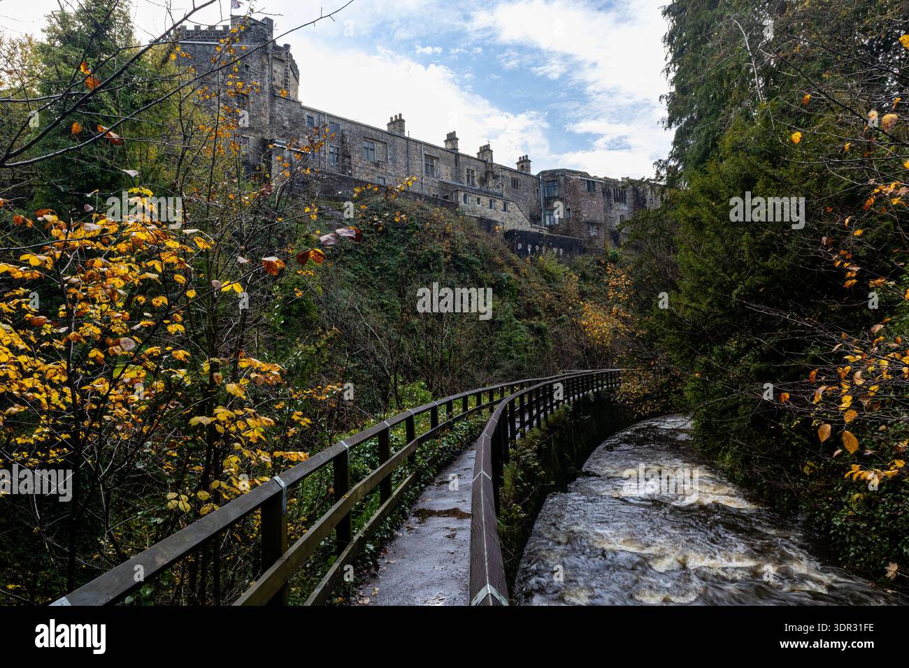 Vue en bas angle d'une passerelle en bois et d'une rivière qui coule rapidement en dessous du château de Skipton Banque D'Images