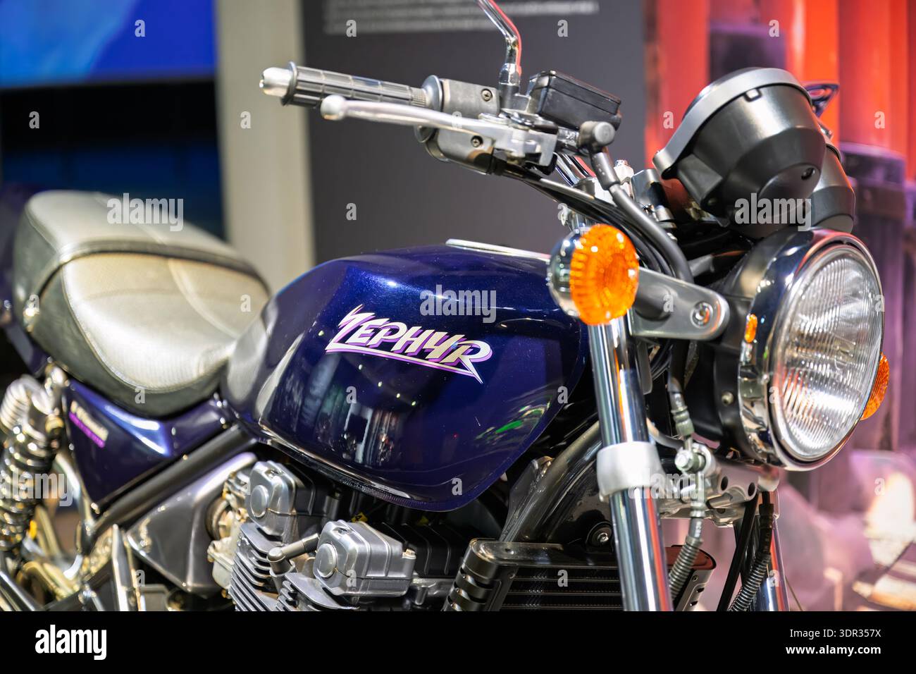 Kobe, Japon - janvier 2026 : la moto Zephyr Kawasaki est exposée au Kawasaki Good Times World Museum Banque D'Images