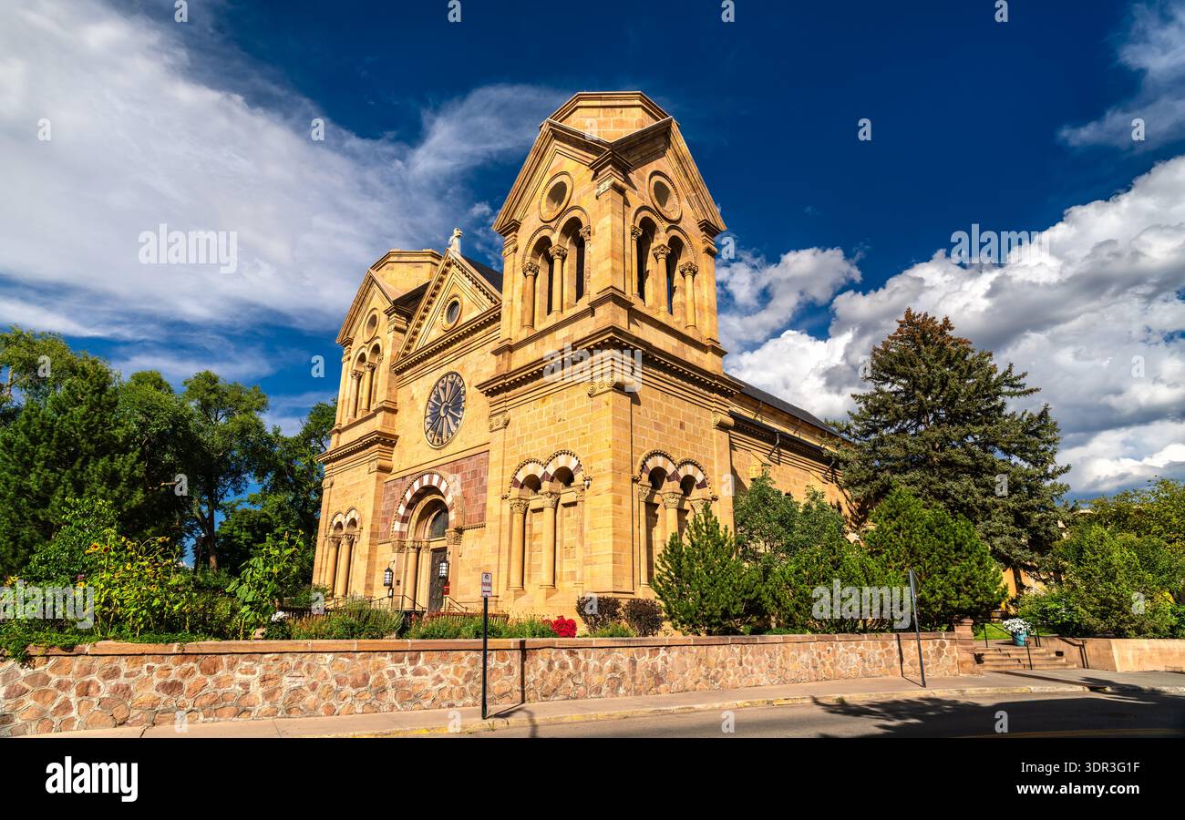 Cathédrale basilique de Saint François d'assise à Santa Fe Nouveau Mexique. L'église catholique historique de style roman dispose d'une façade en calcaire jaune et d'une rosace sous un ciel bleu Banque D'Images