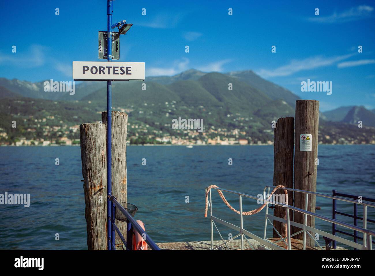Portese PortÃ s ist ein Ortsteil der Gemeinde San Felice del Benaco am Gardasee in der Provinz Brescia. Der Ort War einst ein kleines Dorf an der Riviera von SalÃ² mit antiken Ursprüngen. Portese *** Portese PortÃ s est un district de la municipalité de San Felice del Benaco sur le lac de Garde dans la province de Brescia L'endroit était autrefois un petit village sur la Riviera de SalÃ² avec des origines anciennes Portese Banque D'Images