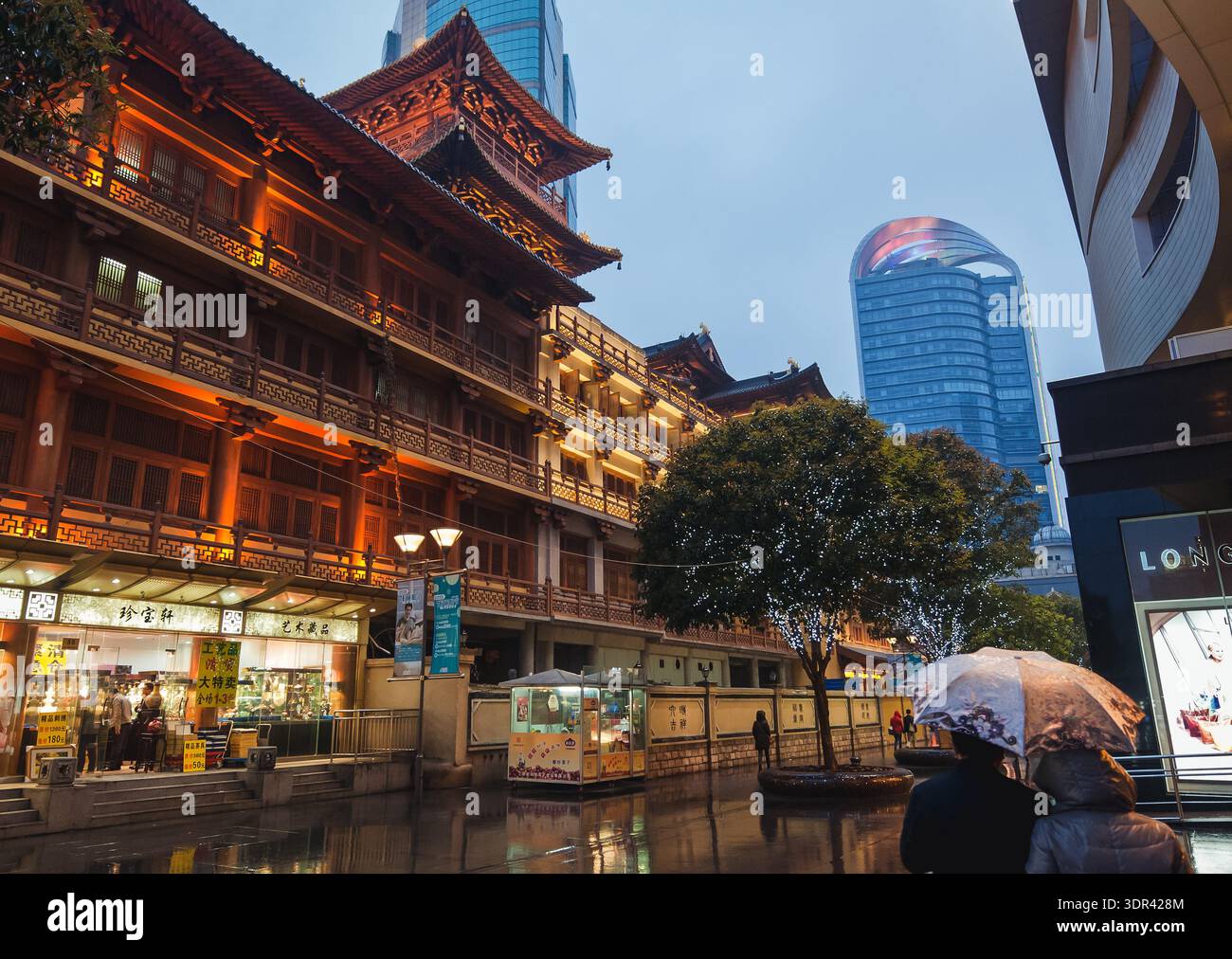 Shanghai, Chine - 23 mars 2013 : zone du temple bouddhiste Jing an sur West Nanjing Road, célèbre rue commerçante de Shanghai Banque D'Images