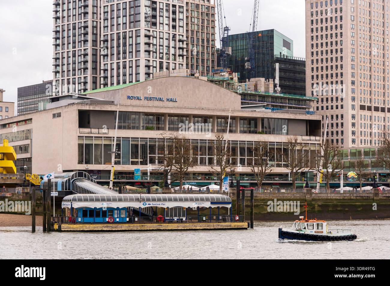 Royal Festival Hall et Festival Pier vus de la Tamise, Londres, Royaume-Uni Banque D'Images