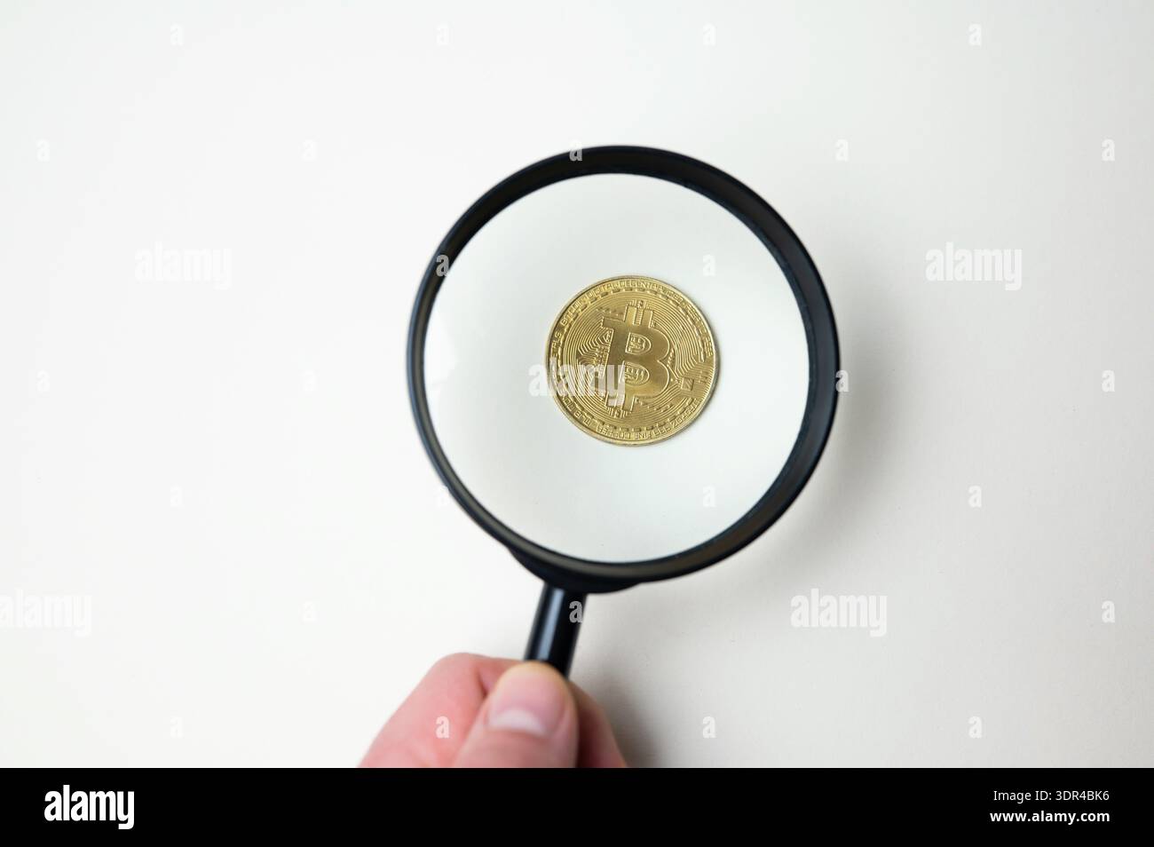 Examen amplifié des pièces de crypto-monnaie mettant l'accent sur les aspects de sécurité et de conformité Banque D'Images
