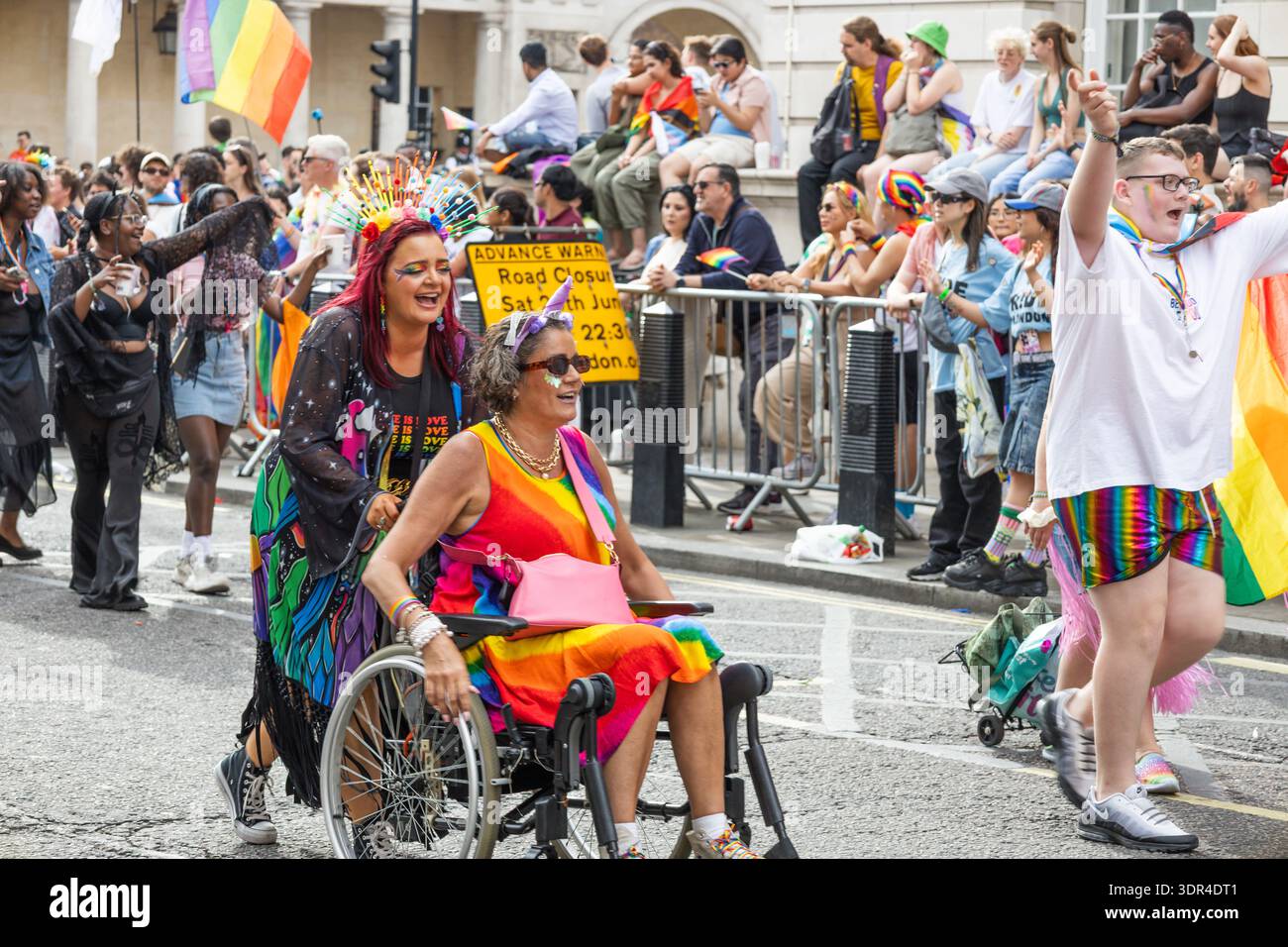Femme en fauteuil roulant participant à l'événement London Pride. Londres, Royaume-Uni, 29 juin 2024 Banque D'Images