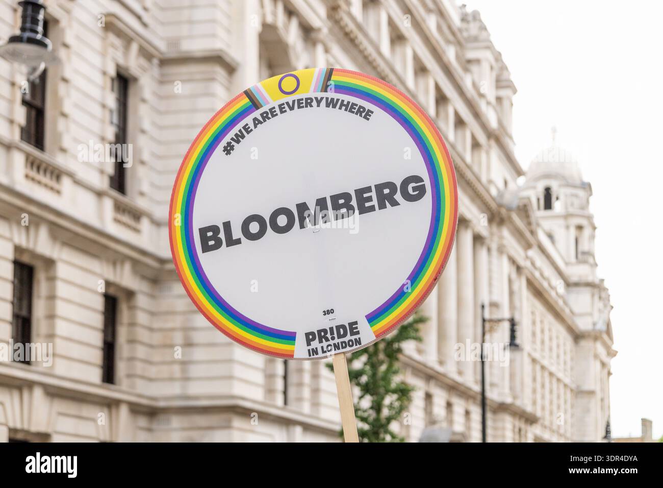 Panneau Bloomberg avec bordure arc-en-ciel lors de l'événement London Pride. Londres, Royaume-Uni, 29 juin 2024 Banque D'Images