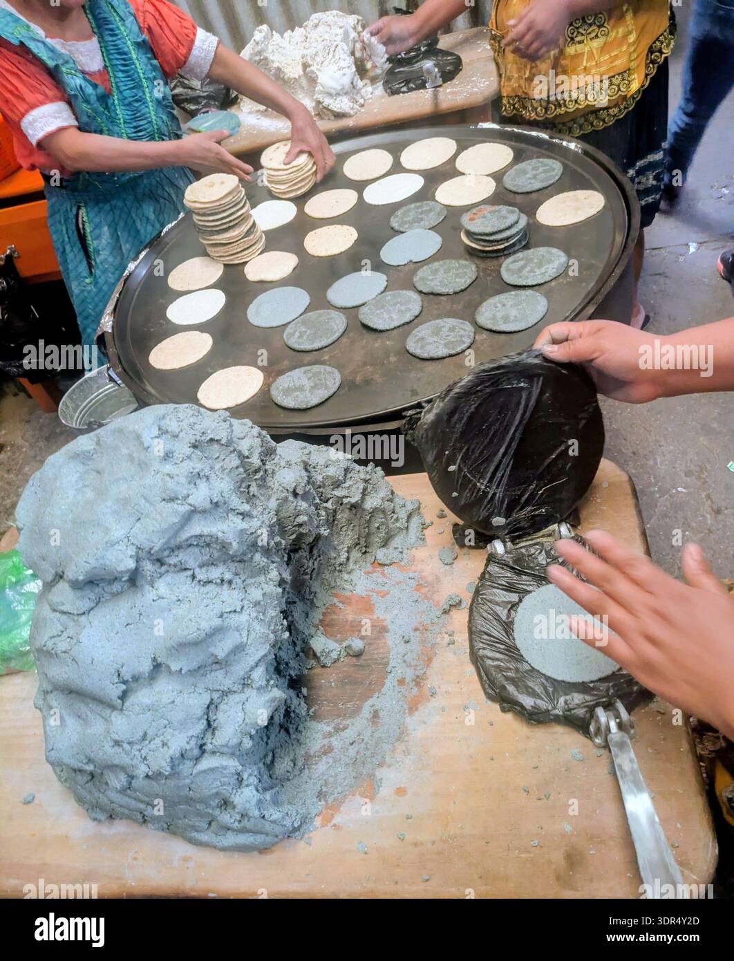 tortillas de maïs bleu à chichicastenango Banque D'Images