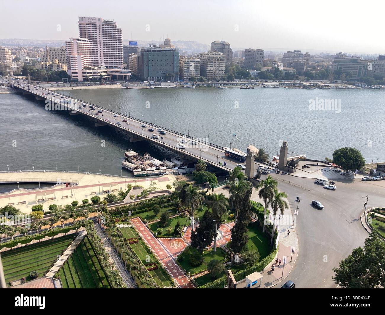 Une vue sur le toit de la rive est du Nil enjambée par le pont Kasr Al Nil dans le centre du Caire, Egypte, avec le parc El Andalos en bas à gauche. - Image de stock capturée avec un smartphone