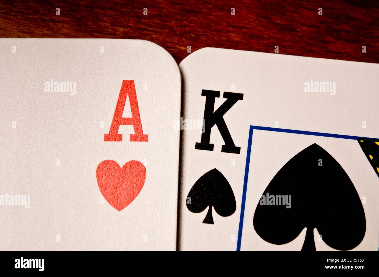As de cœur et roi de pique gros plan sur table, poker et concept de jeu Banque D'Images