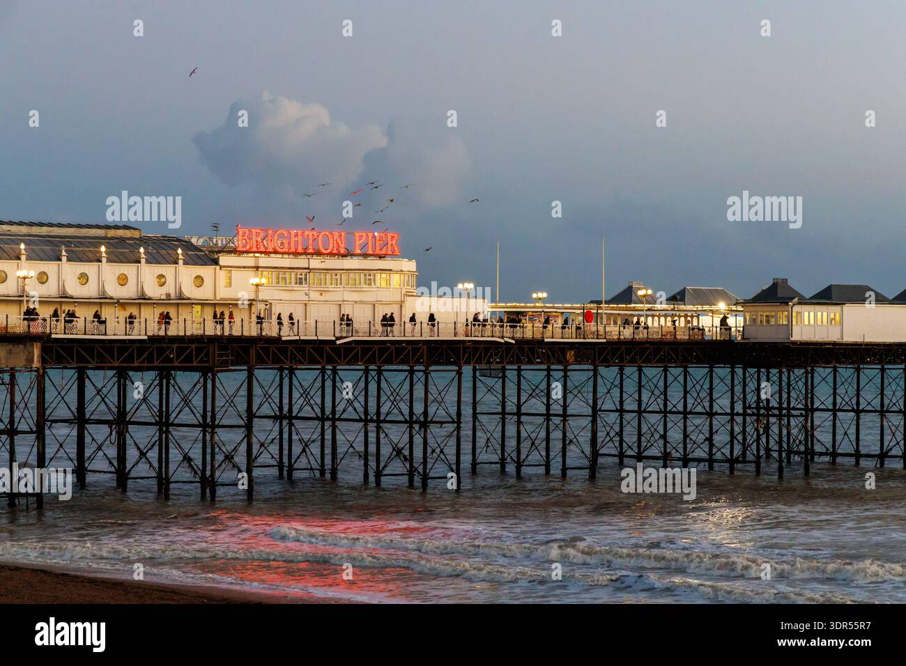 La jetée du palais de Brighton s'illumine le soir en hiver. Sussex, Royaume-Uni Banque D'Images