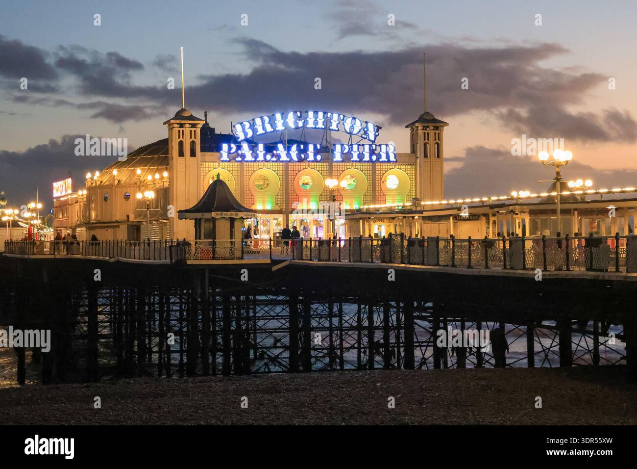 La jetée du palais de Brighton s'illumine le soir en hiver. Sussex, Royaume-Uni Banque D'Images