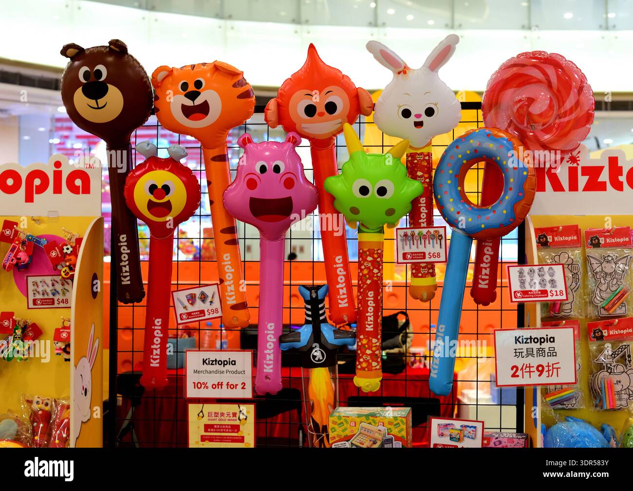 Bâtons gonflables pour jouets sur présentoir Banque D'Images