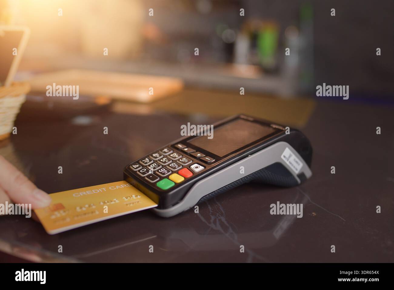 Vue rapprochée d'une personne payant avec une carte de crédit en utilisant un terminal de carte de crédit Banque D'Images