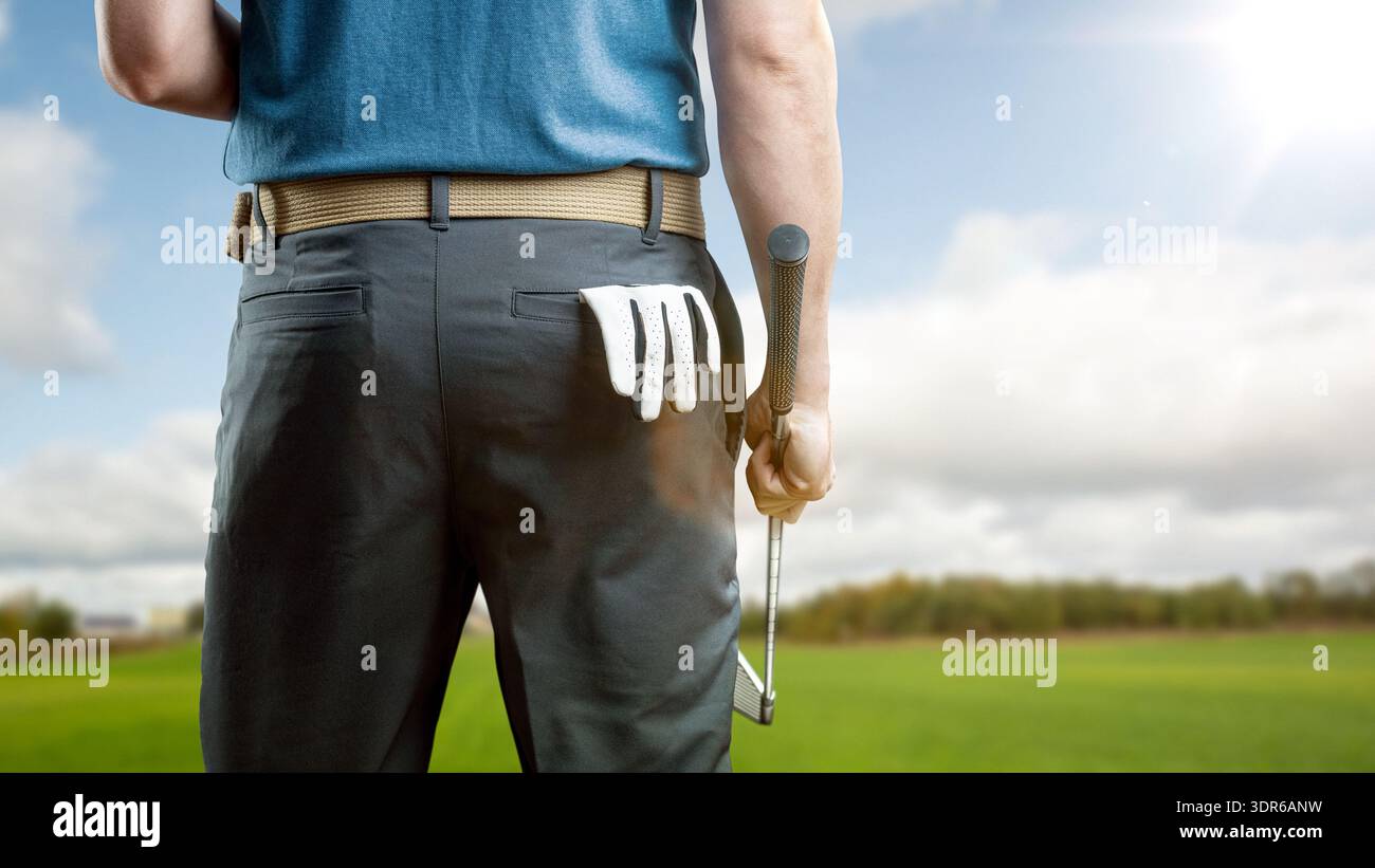 Vue arrière d'un golfeur tenant un fer avec un gant de golf dans la poche arrière Banque D'Images