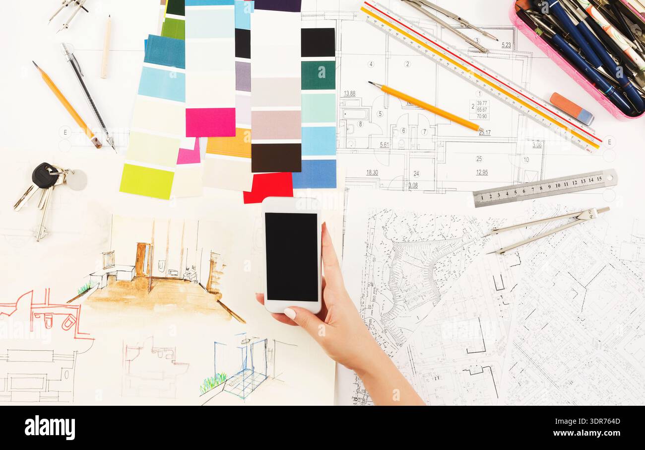 Collage créatif d'éléments de conception et d'esquisses sur une table d'espace de travail avec outils et matériaux Banque D'Images