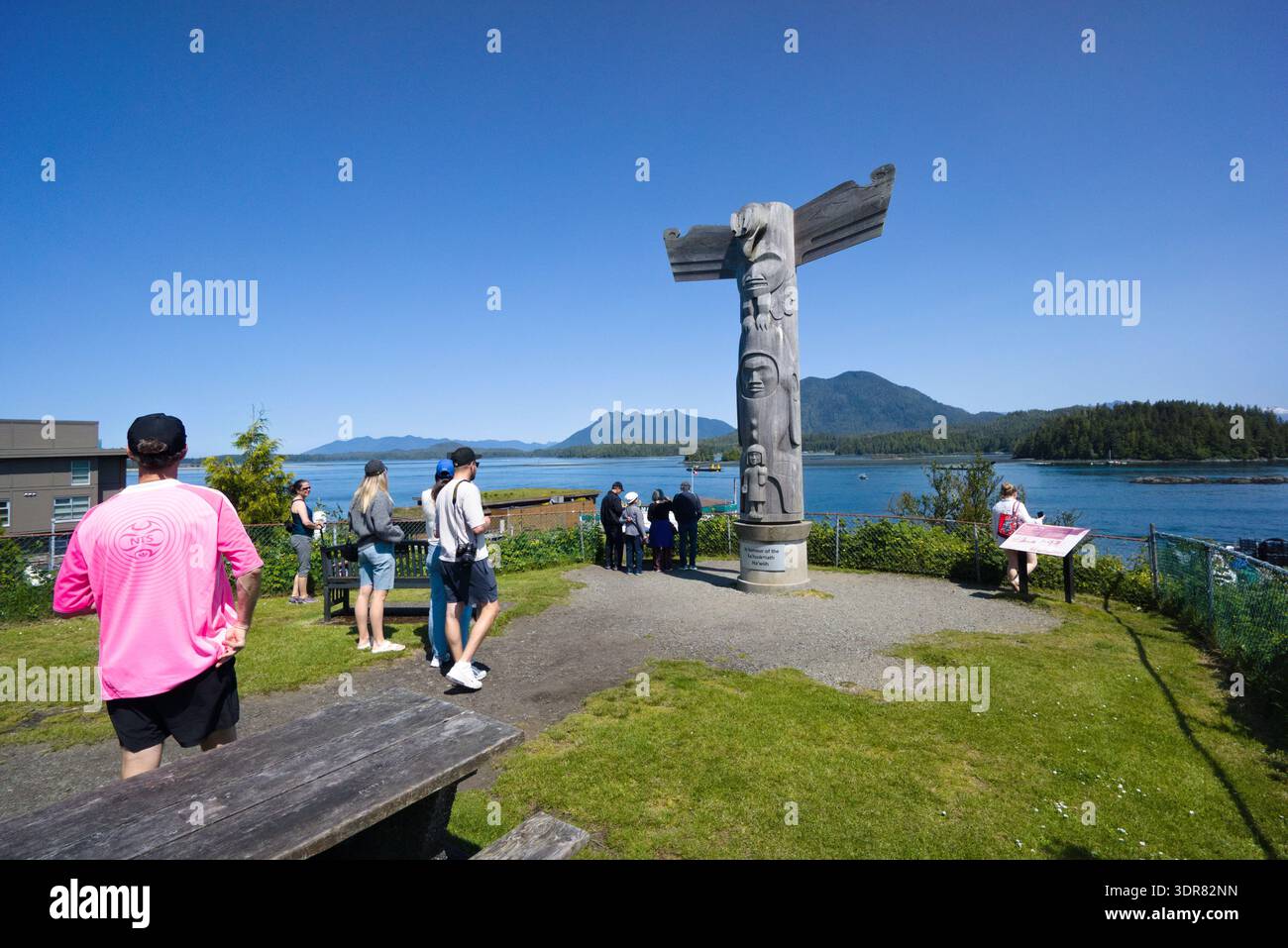 Totem sculpté par l'artiste Tla-o-qui-aht Joe David, Third Street Park (alias Anchor Park), Tofino, Île de Vancouver, Colombie-Britannique, Canada Banque D'Images