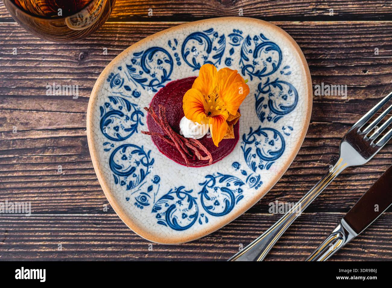 Meze de yaourt à la betterave turque servi avec des herbes et de l'huile d'olive Banque D'Images