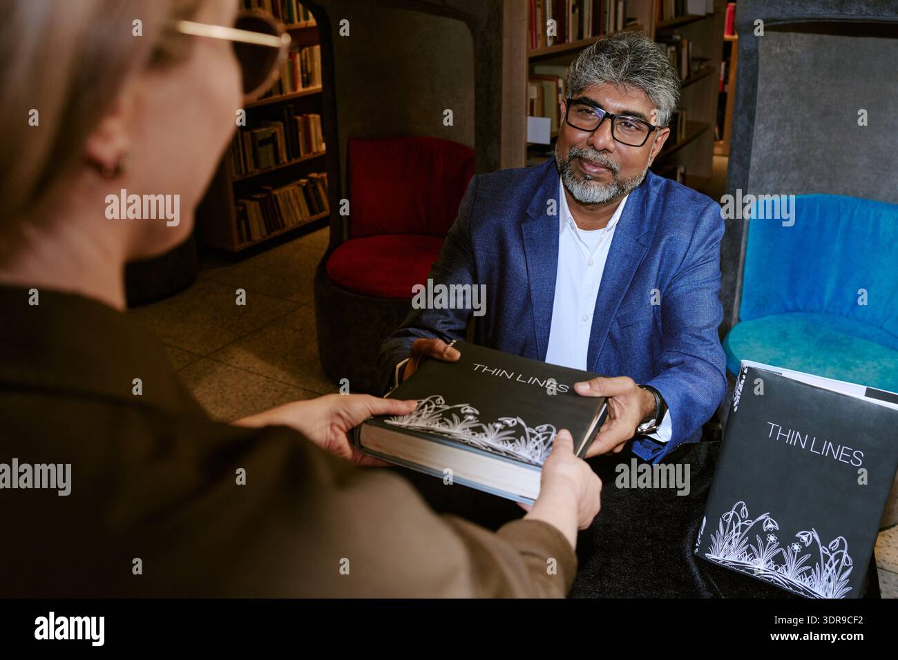 Livre de signature d'homme d'Asie du Sud d'âge moyen lors de l'événement de présentation Banque D'Images