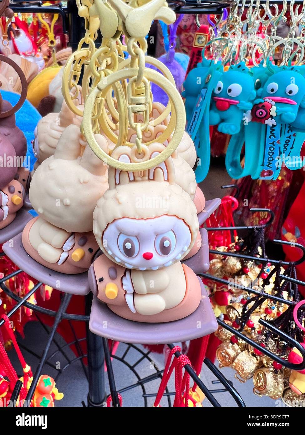 Forte demande et popularité, faux porte-clés labubu à vendre sur les marchés ouverts. Banque D'Images