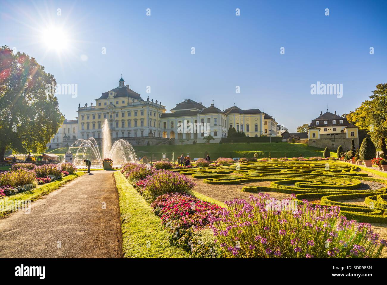 Ludwigsburg, Allemagne - 02 octobre 2025 : Château baroque à Ludwigsburg avec jardin public et parc, Allemagne Banque D'Images