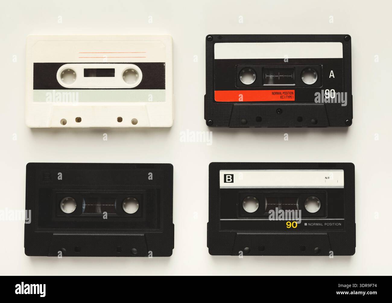 Collection de cassettes dans un collage montrant divers dessins et couleurs Banque D'Images