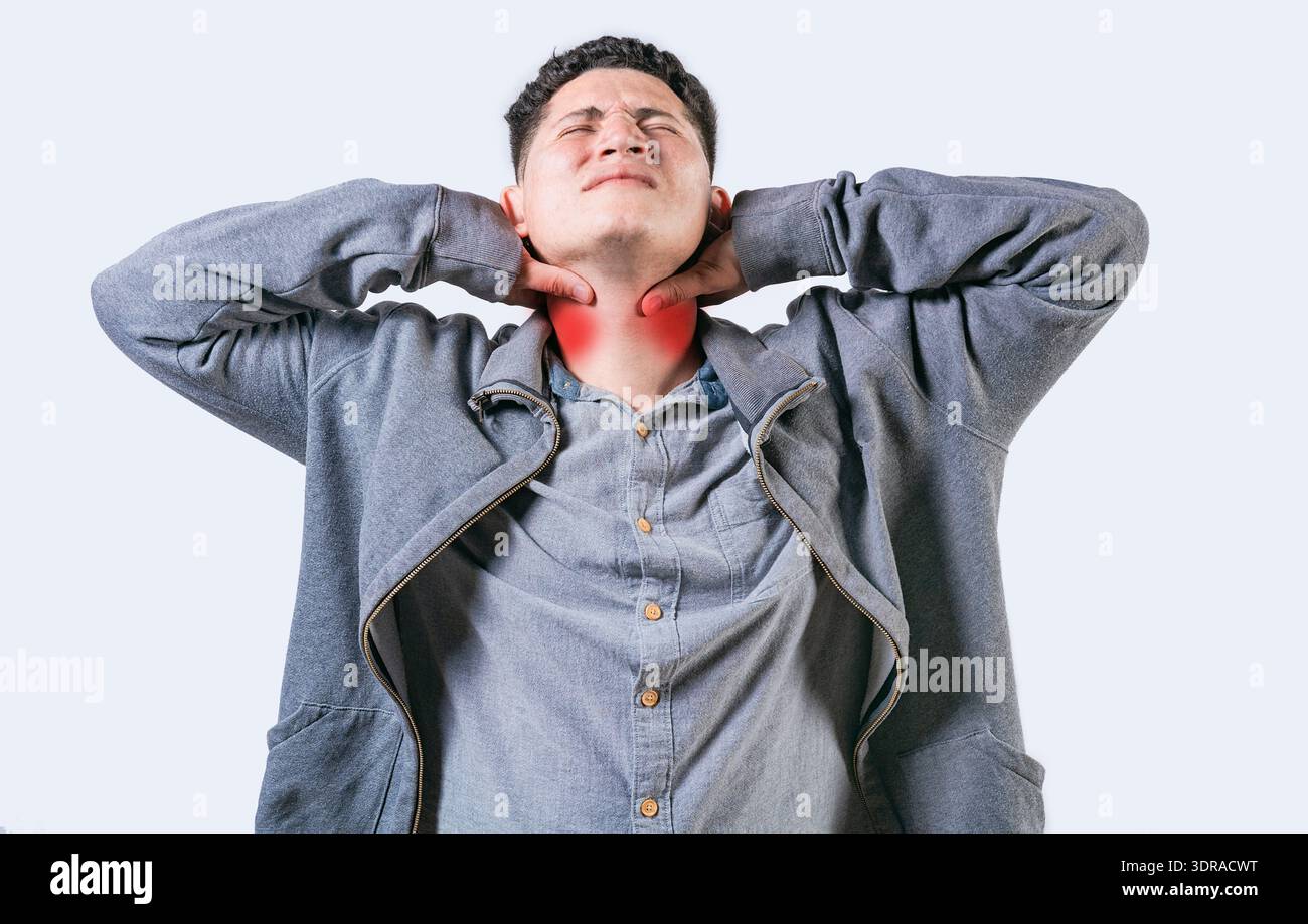 Personne avec douleur cervicale isolée. Un gars souffrant de douleurs au cou. Cervicalgie et concept de stress Banque D'Images