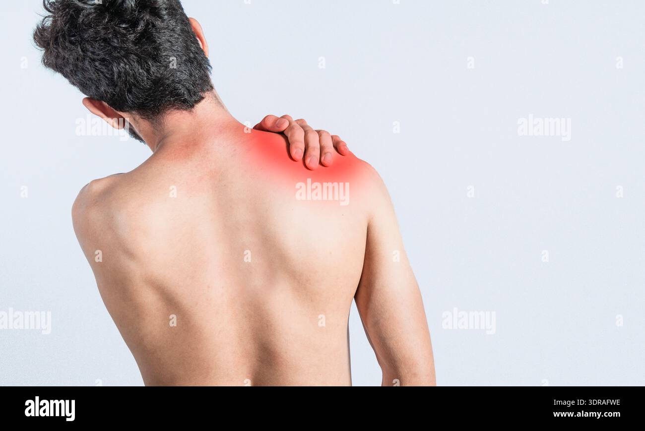 Gros plan de l'homme avec douleur de cou, un homme avec douleur de cou sur fond isolé, douleur de cou et concept de stress, homme avec douleur de muscle Banque D'Images