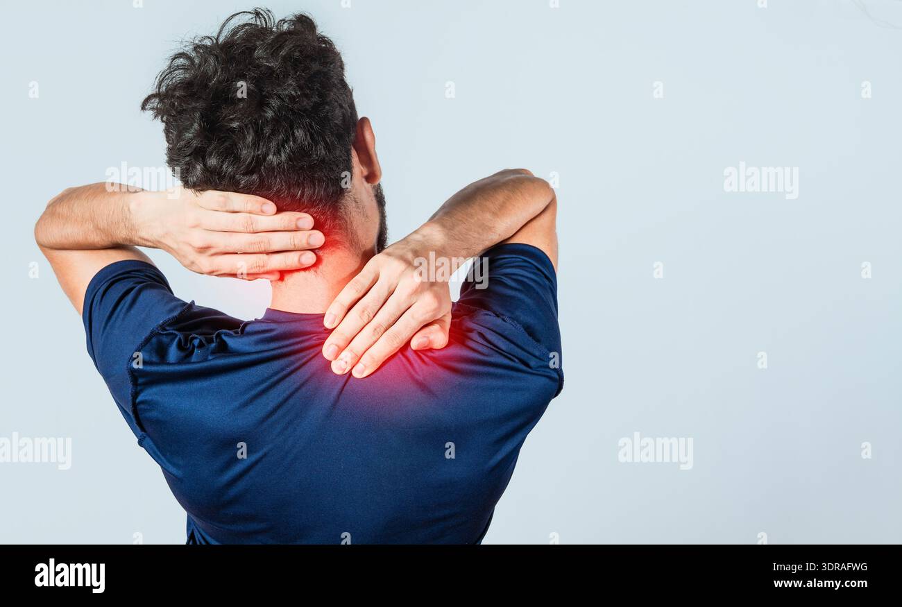 Gros plan de la personne avec des problèmes d'épaule et de cou, homme douloureux touchant son épaule sur fond isolé, lombaire et musculaire p Banque D'Images