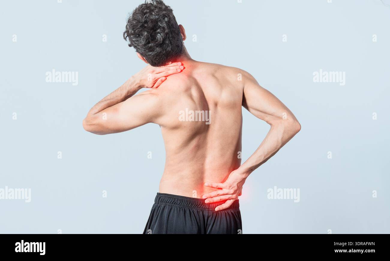 Concept de douleur au cou et au dos, homme avec douleur musculaire au cou et au dos, gros plan de l'homme avec douleur au cou et au dos, un homme avec douleur musculaire Banque D'Images