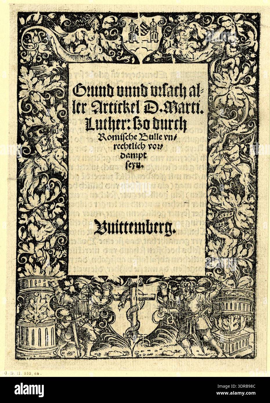 Bordure de page de titre gravée sur bois produite vers 1518 à 1520 dans l'atelier de Lucas Cranach l'ancien et utilisée à Wittenberg par l'imprimeur Melchior Lotter le jeune. La conception présente les bras de Wittenberg, des enfants chevauchant des monstres fantastiques, et deux soldats soutenant un bouclier portant le serpent effronté comme l'appareil de l'imprimeur de Lotter, posé contre un sol sombre. Le cadre ornemental combine héraldique, symbolisme biblique et motifs décoratifs de la Renaissance avec texte typographique. Banque D'Images