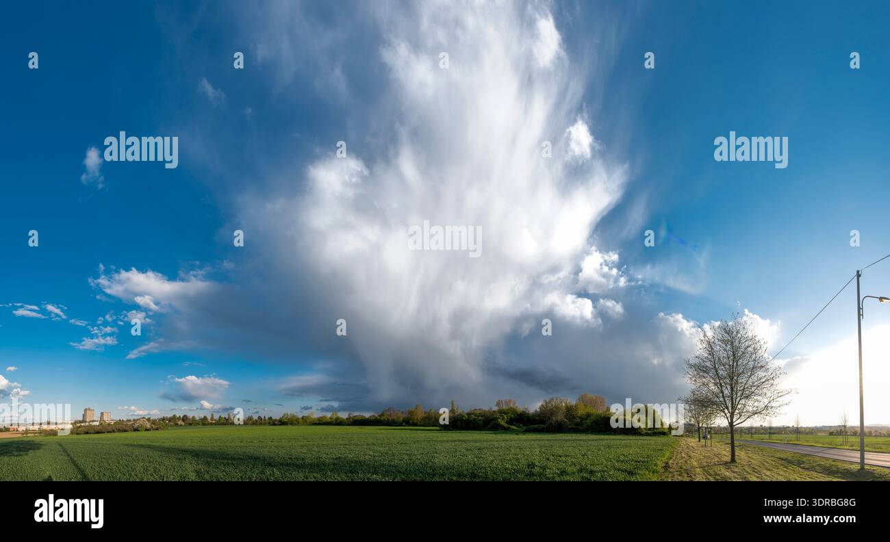 Nuage d'orage dramatique dans le ciel bleu au-dessus de l'horizon Banque D'Images