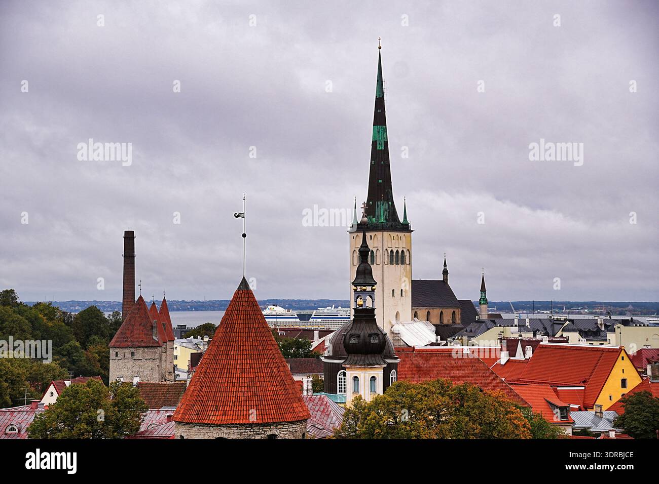 Sur les toits jusqu'au port de Tallinn, Estonie Banque D'Images