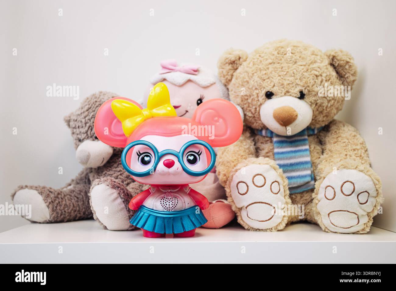 Ours en peluche et figurine de jouet coloré sur l'étagère en gros plan. Enfance, salle de jeux et collection d'animaux en peluche mignons à l'intérieur à la maison. Banque D'Images