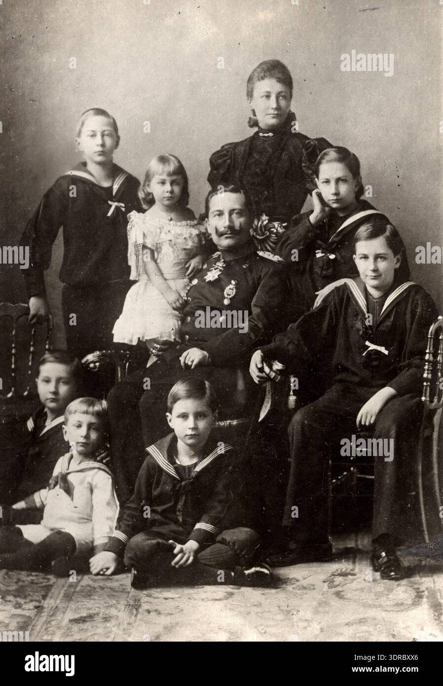 Cette photographie de Georg Haeckel, vers 1898, représente la famille impériale allemande dans un portrait d'État, y compris la princesse Victoria Louise, l'empereur Guillaume II, l'impératrice Augusta Victoria, et six princes : le prince héritier Guillaume, le prince Eitel Friedrich, le prince Adalbert, le prince August Wilhelm, le prince Oscar, et le prince Joachim, tous vêtus de costumes de marin. L'image documente les tenues impériales allemandes, les portraits royaux, la composition familiale, la monarchie européenne de la fin du XIXe siècle et les conventions visuelles cérémonielles. Banque D'Images