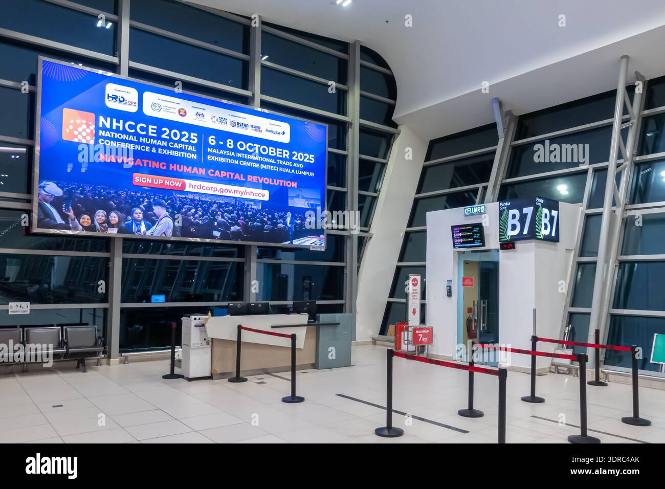 Publicité pour une exposition sur le capital humain à Kuala Lumpur, porte d'embarquement à l'aéroport de Penang, Malaisie Banque D'Images