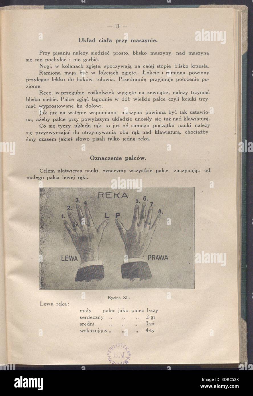 Le manuel de dactylographie de Józef Kapuciski de 1917, publié à Tarnów par J. Pisz, s’adresse aux élèves des écoles commerciales, aux centres de dactylographie et aux apprenants autodidactes en Pologne. Le livre de 168 pages avec des illustrations et cinq plaques pliantes, mesurant 28 cm, fournit des instructions complètes sur les techniques de dactylographie, le placement des doigts, les exercices de vitesse et la formation de précision. Il offre un cadre structuré pour la maîtrise des compétences en dactylographie, servant à la fois d'outil pédagogique pratique et de référence historique reflétant les environnements d'apprentissage polonais du début du XXe siècle. Banque D'Images