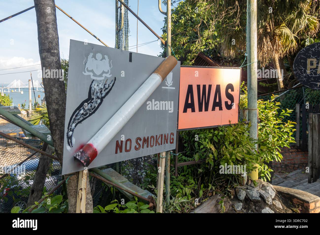 Panneau proéminent indiquant une zone « NON FUMEUR », accompagné d'un panneau d'avertissement qui indique « AWAS » (« avertissement » en malais) Penang, Malaisie Banque D'Images