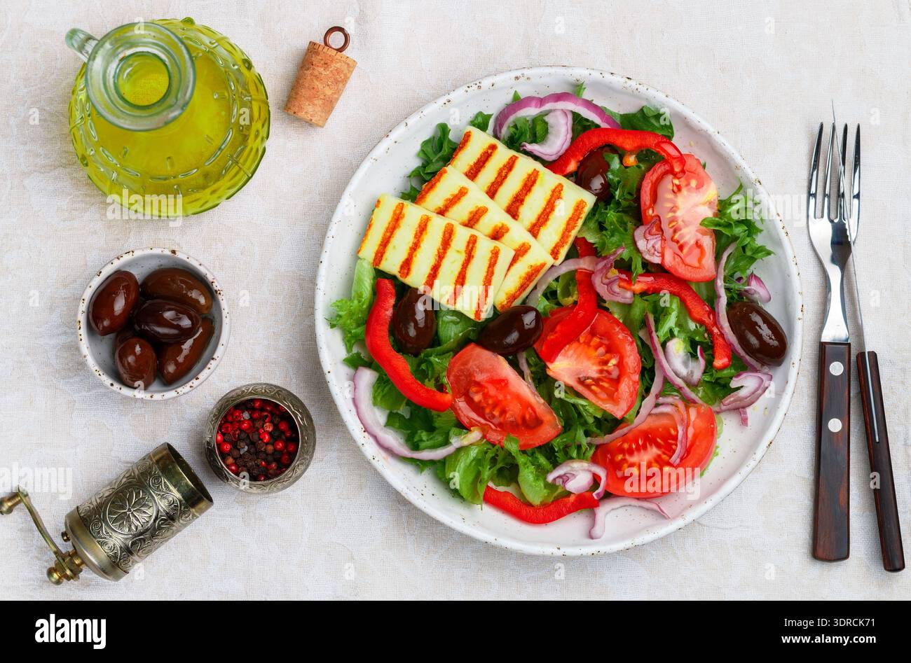 Délicieuse salade avec fromage halloumi grillé, laitue, tomates, poivrons, oignons rouges, olives Kalamata, huile d'olive, épices. M Banque D'Images
