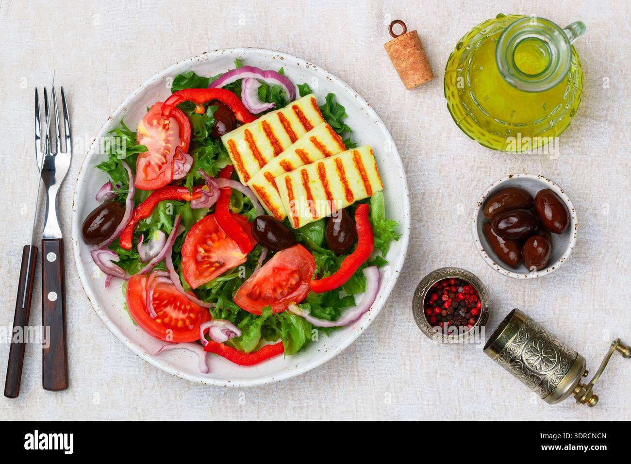 Délicieuse salade avec fromage halloumi grillé, laitue, tomates, poivrons, oignons rouges, olives Kalamata, huile d'olive, épices. M Banque D'Images