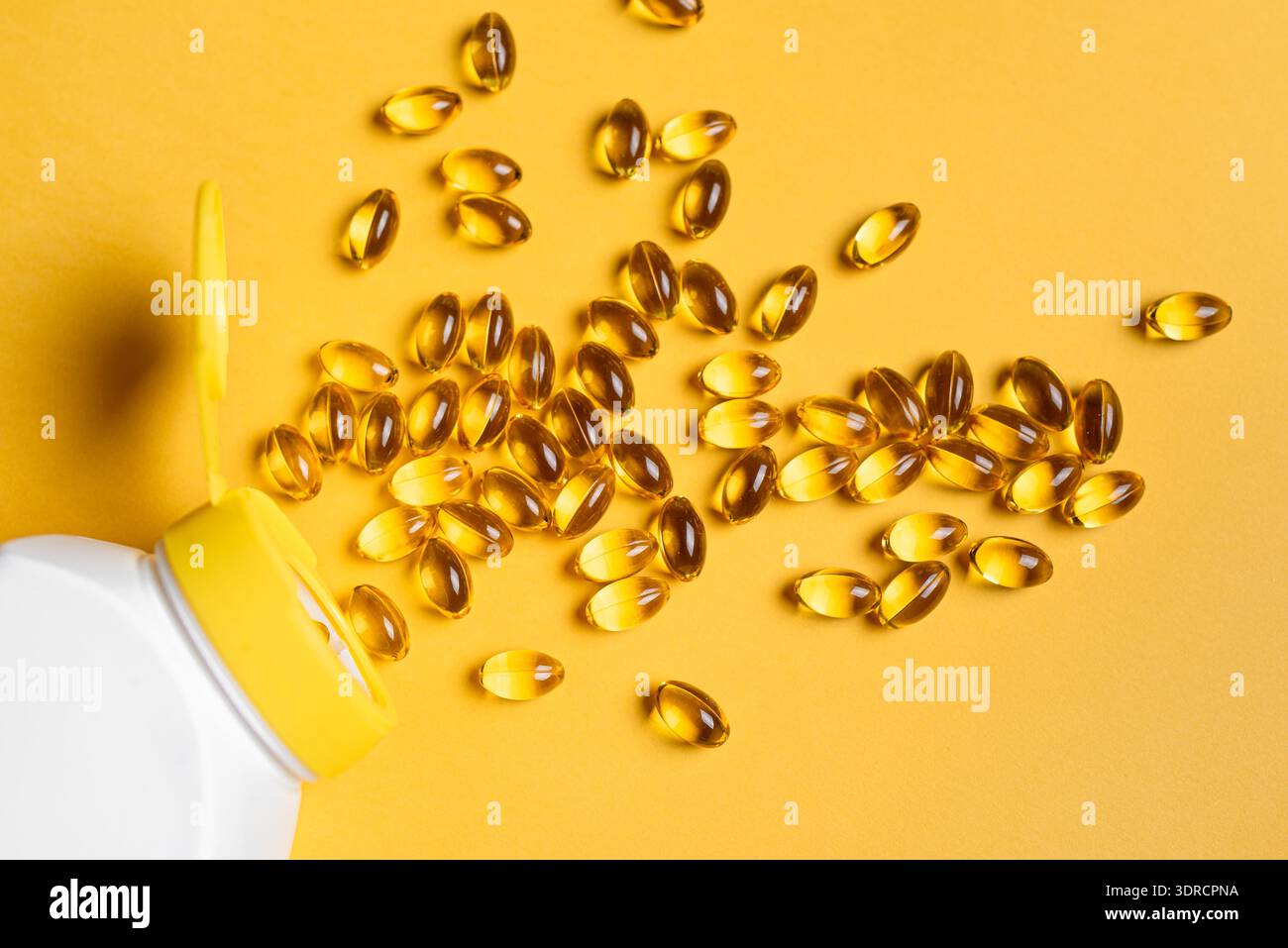 Gélules molles d'huile de poisson oméga-3 ou de supplément de vitamine D. Banque D'Images