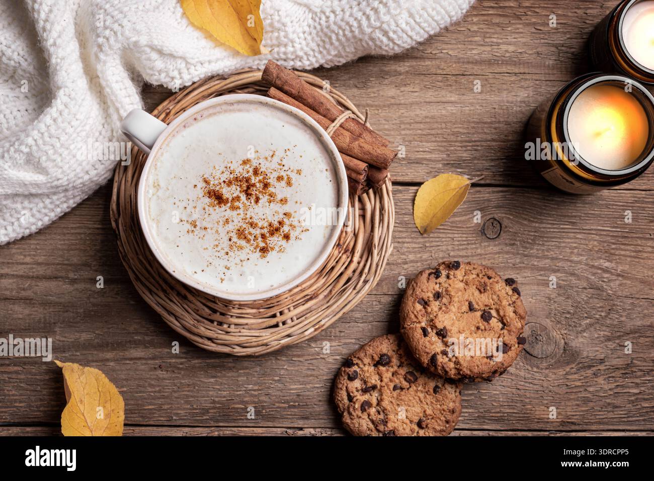 Fond d'automne confortable, café et bougies Banque D'Images