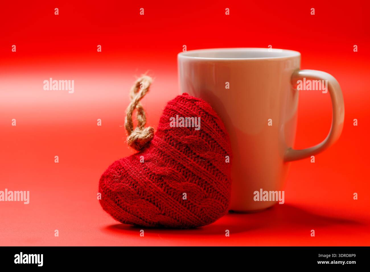Une délicieuse combinaison d'une tasse de café vapeur et d'un cadeau en forme de cœur Banque D'Images