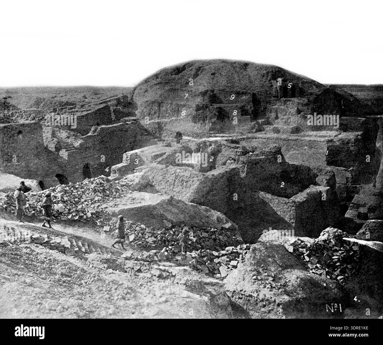 Photographie de la fouille du temple de Bel à Nippur, documentée par H. V. Hilprecht en 1896. Le site montre les ruines, les fondations et les vestiges architecturaux de l'ancien complexe de temples en Mésopotamie. Les fouilles fournissent des preuves des pratiques religieuses, de l'architecture cérémonielle et de l'aménagement urbain de Nippur. Conservée dans les archives archéologiques, l'image contribue à l'étude de l'ancienne religion mésopotamienne, à la construction de temples et à la recherche historique. Banque D'Images