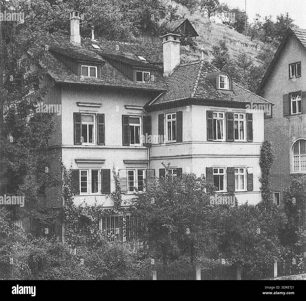 Gartenstraße 25 à Tübingen, photographié dans les années 1930, est un bâtiment résidentiel transformé à partir d'une serre construite à l'origine en 1880. Des modifications architecturales en 1911 ont conservé une partie de la maison d'été comme annexe. La rénovation a suivi les plans de l'architecte Franz Bärtle. Le bâtiment reflète le développement urbain historique, la réutilisation adaptative des structures et le patrimoine architectural, illustrant la conception résidentielle, les techniques de construction et l'histoire locale au début du XXe siècle en Allemagne. Banque D'Images