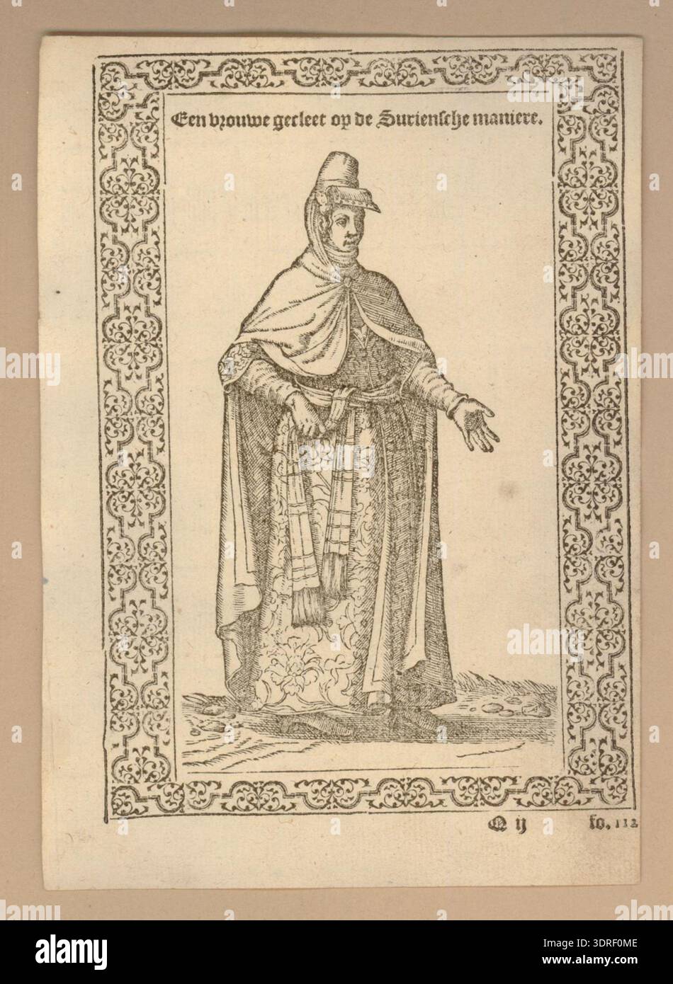 Cette gravure sur bois de 1576 représente une femme debout sur toute la longueur, tournée à droite, portant un chapeau et une cape sur une robe brodée, ceinture à la taille tenue avec sa main droite, main gauche prolongée avec la paume vers le haut, dans une bordure décorative rectangulaire. Tiré de la page 112 de « les navigations, pérégrinations et voyages, faicts en la Turquie » de Nicolay (Anvers : G. Silvius, 1576), démontrant l'illustration de costumes de la Renaissance européenne, la posture, le geste, et l'arrangement de figures dans l'impression. Banque D'Images