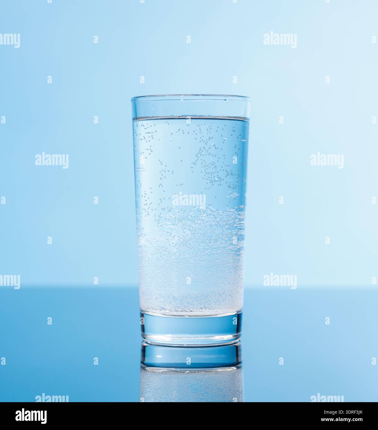 Un verre simple et clair d'eau pure Banque D'Images