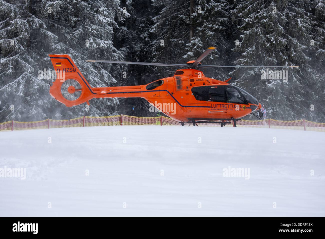 Hélicoptère de sauvetage aérien (Ministère fédéral de l'intérieur) en action dans la station de ski Oberjoch (Bavière) Banque D'Images