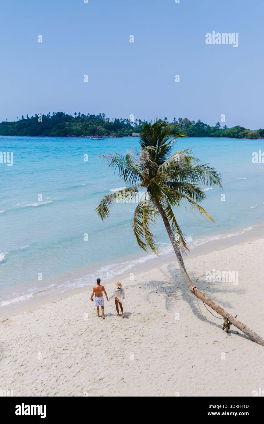 Promenade romantique sur la plage sur la belle île de Koh Kood en Thaïlande Banque D'Images