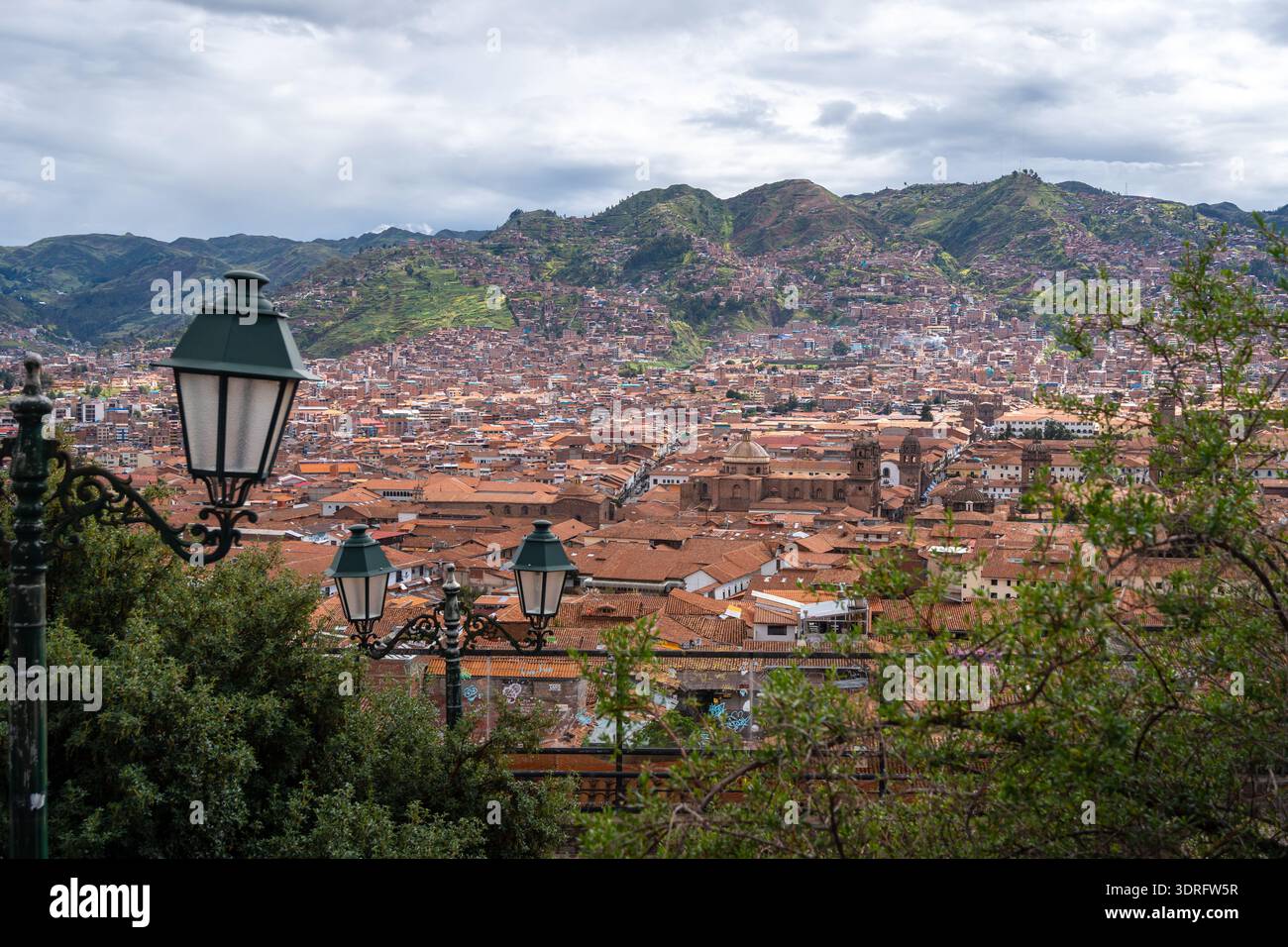 Vue panoramique de Cusco, Pérou, entouré par les montagnes andines Banque D'Images