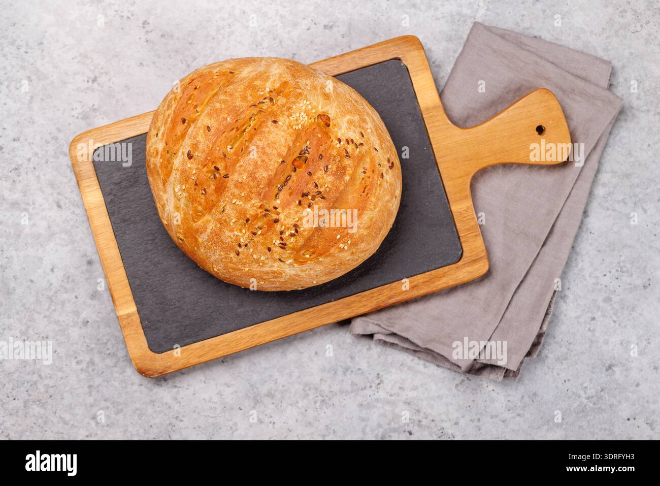 Une miche de pain maison fraîchement cuit Banque D'Images